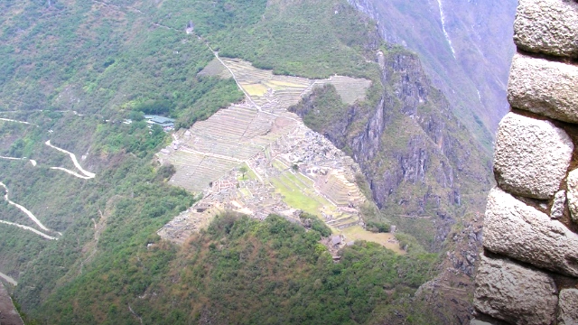 ワイナピチュ登山道から見下ろすマチュピチュ遺跡